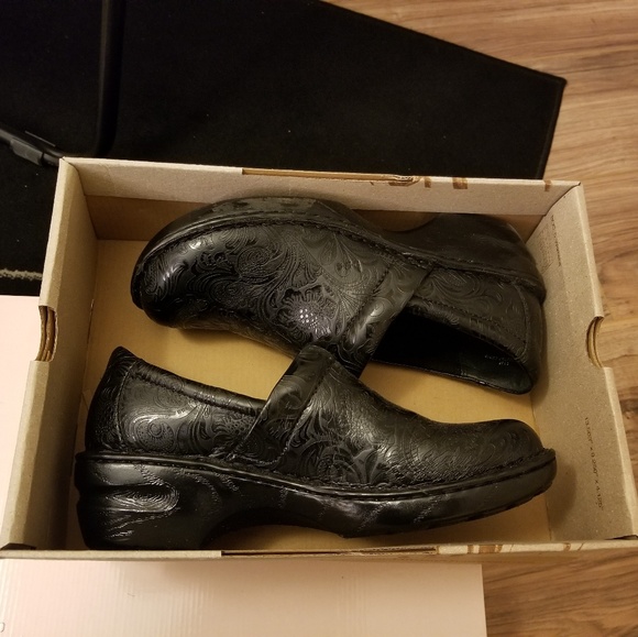 Shoes - Picture 2 of 7